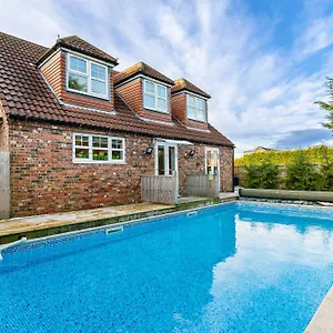 lux-coastal-gem-private-heated-pool-hot-tub-petfriendly.yorkshirehotels.net/